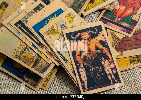Sfondo con mucchio di carte tarocchi, il mazzo arcana maggiore. Fortuna che dice seance o rituale magico nero. Spaventate la vita ferma con occulto ed esoteri Foto Stock