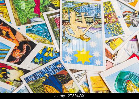Sfondo con mucchio di carte tarocchi, il mazzo arcana maggiore. Fortuna che dice seance o rituale magico nero. Spaventate la vita ferma con occulto ed esoteri Foto Stock