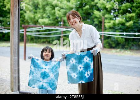 Madre e figlia giapponesi che provano a tingere l'indaco Foto Stock