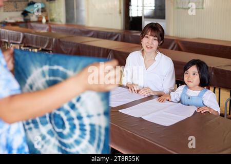 Madre e figlia giapponesi che provano a tingere l'indaco Foto Stock