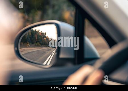 riflessione del paesaggio e della strada nello specchietto