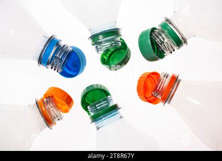 Flaconi in plastica con tappi a strappo in diversi colori Foto Stock