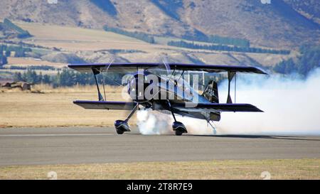 Pitts Model 12, Pitts Model 12, chiamato anche "Bolshoi" e "Macho Stinker", è un biplano acrobatico ad alte prestazioni progettato intorno al motore Vedeneyev M14P/PF e alla MT Propeller a 3 pale. L'aereo può essere costruito da piani, kit, o può essere acquistato in fabbrica completato. Il Pitts Model 12 è stato progettato da Curtis Pitts nel 1995. Si tratta del design definitivo del piccolo Pitts Special di potenza da 90 cavalli, progettato negli anni '1940 e che ora si è trasformato in un aereo sovralimentato di potenza radiale russa da 360 cavalli Foto Stock