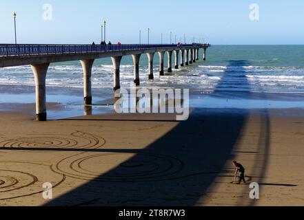 Artista della sabbia. New Brighton Pier, Peter Donnelly è un artista locale di New Brighton, Christchurch, nuova Zelanda, nuova Zelanda Foto Stock