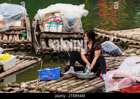 I popoli vivono intorno alla cascata di Ban Gioc Detian tra Cina e Vietnam Foto Stock