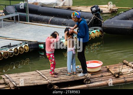 I popoli vivono intorno alla cascata di Ban Gioc Detian tra Cina e Vietnam Foto Stock