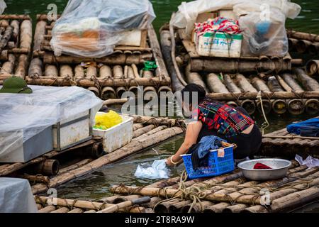 I popoli vivono intorno alla cascata di Ban Gioc Detian tra Cina e Vietnam Foto Stock