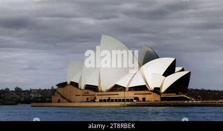 La Sydney Opera House, la Sydney Opera House è un centro di arti dello spettacolo multisede a Sydney, nuovo Galles del Sud, Australia. E' uno degli edifici piu' famosi e caratteristici del XX secolo Foto Stock