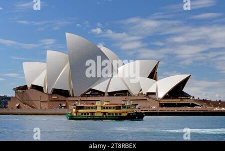 Nel porto di Sydney, la Sydney Opera House è un centro per le arti dello spettacolo multisede a Sydney, nuovo Galles del Sud, Australia. Situato in Bennelong Point nel porto di Sydney, vicino al Sydney Harbour Bridge, la struttura è adiacente al quartiere centrale degli affari di Sydney e ai Royal Botanic Gardens, tra Sydney e Farm Coves Foto Stock