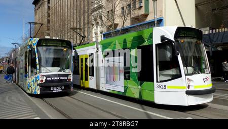 Melbourne Transport, Yarra tram è il nome commerciale della rete tranviaria di Melbourne, che è di proprietà di VicTrack e che è affittata a Yarra tram da Public Transport Victoria per conto del governo dello stato vittoriano. L'attuale franchigia è gestita da Keolis Downer. A maggio 2014, i tram di Yarra gestiscono 487 tram, attraverso 26 linee di tram e un tram turistico City Circle gratuito, oltre 1.763 fermate di tram. Con 250 km (155,3 mi) di doppio binario, la rete tranviaria di Melbourne è la più grande del mondo Foto Stock