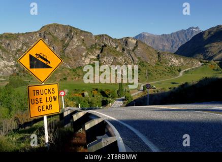 La lunga strada per casa, Littles Rd. Una vista sulla strada per Arrowtown viaggiando lungo la "strada secondaria" attraverso la Arthur Valley. Prende il nome da Thomas Arthur uno dei due uomini che trovarono l'oro nel fiume Shotover vicino a Queenstown Foto Stock