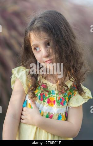 Bella bambina di 3 anni che guarda all'esterno Foto Stock