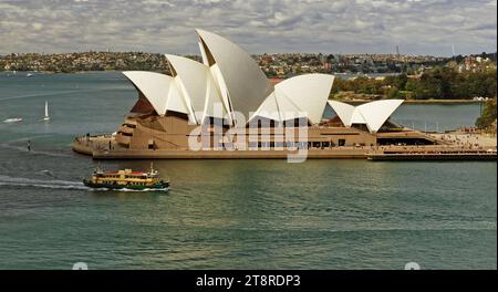 La Sydney Opera House, la Sydney Opera House è un centro di arti dello spettacolo multisede a Sydney, in Australia, identificato come uno degli edifici più caratteristici del XX secolo Foto Stock