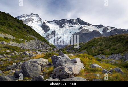 La Moorhouse Range. MT Cook NP. Nuova Zelanda, il Monte Sefton è una montagna nella catena montuosa Moorhouse delle Alpi meridionali della nuova Zelanda, tra il Footstool e il Monte Brunner, appena a nord della catena Hooker. Ha un'altezza di 3.157 metri (10.358 piedi). Il fiume Douglas (precedentemente noto come fiume Twain) inizia sul Monte Sefton Foto Stock