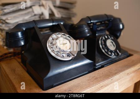 Due telefoni vintage neri in mostra a Bletchley Park, Bletchley, Milton Keynes, Regno Unito. Foto Stock