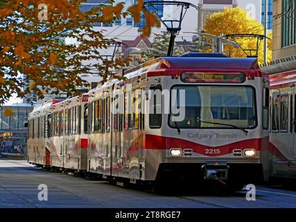 Il Calgary C Train, CTrain è un sistema di trasporto ferroviario leggero situato a Calgary, Alberta, Canada. Ha iniziato l'attività il 25 maggio 1981 e si è espansa con l'aumento della popolazione della città. Il sistema è gestito dalla Calgary Transit, come parte del dipartimento dei trasporti del governo municipale di Calgary. A partire dal 2017, è uno dei sistemi di transito della ferrovia leggera più trafficati del Nord America, con 306.900 ciclisti nei giorni feriali, ed è cresciuto costantemente negli ultimi anni. Circa il 45% dei lavoratori nel centro di Calgary prende il CTrain per andare al lavoro Foto Stock