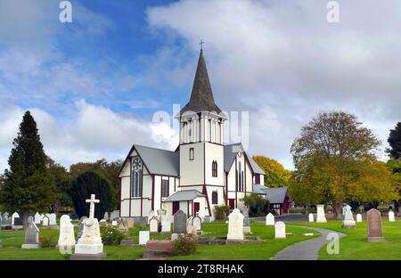 St Pauls Papanui. Christchurch, nuova Zelanda. Nuova Zelanda, San Paolo Papanui è una Chiesa anglicana che dal 1853 fornisce culto cristiano al popolo di Papanui. La torre campanaria ha un totale di 8 campane che sono state installate nel 1880. La chiesa è circondata da un grande cimitero, che fornisce un'oasi di pace in cui sedersi e riposare nel mezzo della trafficata area degli affari di Papanui Foto Stock