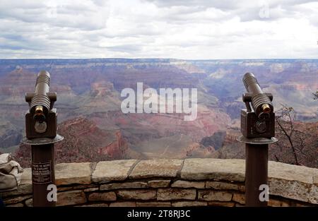 Punto panoramico del Grand Canyon, il Grand Canyon è un canyon ripido scavato dal fiume Colorado nello stato dell'Arizona negli Stati Uniti. È contenuto all'interno e gestito dal Parco Nazionale del Grand Canyon, dalla Foresta Nazionale del Kaibab, dal Monumento Nazionale del Grand Canyon-Parashant, dalla Nazione tribale Hualapai, dal popolo Havasupai e dalla Nazione Navajo. Il presidente Theodore Roosevelt fu uno dei principali sostenitori della conservazione dell'area del Grand Canyon, e la visitò in numerose occasioni per cacciare e godersi il paesaggio Foto Stock