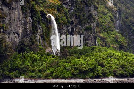 Dopo la pioggia. Milford Sound NZ, Wet o fine, Milford Sound è incredibilmente grandioso. Mitre Peak magnetizza i fotografi e le scogliere a picco sui fiordi suscitano ammirazione e apprensione Foto Stock