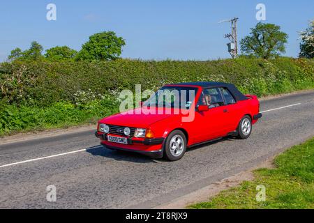 Red Ford Escort 1985 80 anni '80 Cabriolet benzina 1597 cc; motori d'epoca restaurati, collezionisti di automobili appassionati di motori, storiche auto d'epoca che viaggiano nel Cheshire, Regno Unito Foto Stock