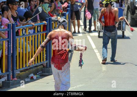 Sfilata sanguinante in strada Filippine per la settimana Santa e il Venerdì Santo, rituali Filippine, Maleldo, vera crocifissione, sanguinosa Pasqua di flogging Foto Stock