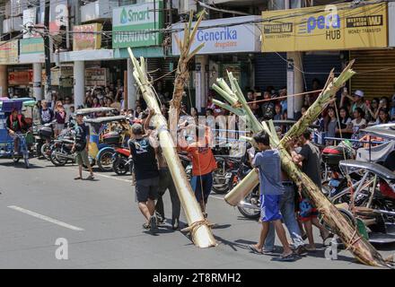 Parata dei Penitenti e dei flagellanti sanguinanti, settimana Santa, Venerdì Santo, evento tradizionale delle Filippine, Maleldo, vera crocifissione, sanguinosa pasqua flogging Foto Stock