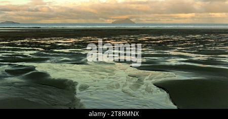 Bream Bay. Northland NZ, Bream Bay è una località e una baia sulla costa orientale della nuova Zelanda. Il capitano James Cook chiamò quest'area per includere la baia stessa, ma anche alcune località circostanti, che si estendevano a nord fino a Whangarei e a sud fino a Mangawhai. Tuttavia, 'Bream Bay' è vagamente utilizzato come collaborazione delle tre principali città che hanno satellite la principale area metropolitana, Ruakaka, One Tree Point e Waipu. La baia fisica si estende geograficamente dalla foce del porto di Whangarei (Bream Head), 22 chilometri a sud, fino al punto più meridionale della baia di Waipu (Bream Tail). Foto Stock