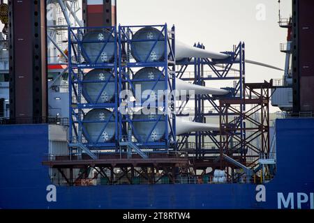 caricamento delle pale delle turbine eoliche sulla nave mpi adventure per l'installazione e la manutenzione di turbine eoliche offshore, porto di belfast, belfast, irelan settentrionale Foto Stock