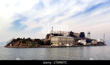 Alcatraz Island, Alcatraz Island si trova nella Baia di San Francisco, 1,25 miglia (2,01 km) al largo di San Francisco, Stati Uniti, California, Stati Uniti. La piccola isola è stata sviluppata con strutture per un faro, una fortificazione militare, una prigione militare (1868) e una prigione federale dal 1934 al 1963. A partire dal novembre 1969, l'isola fu occupata per più di 19 mesi da un gruppo di nativi americani di San Francisco, Stati Uniti, che facevano parte di un'ondata di attivismo nativo in tutta la nazione, con proteste pubbliche negli anni '1970 Foto Stock