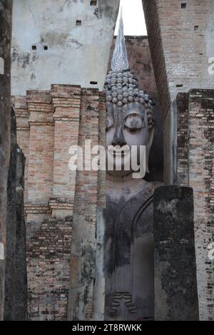 Città tailandese del XIII secolo di Sukhothai: Wat si Chum, grande statua del Buddha, Parco storico di Sukhothai, Sukhothai, Thailandia, antica capitale tailandese dal XIII al XVI secolo. Raggruppamento di templi a nord dell'antica città Foto Stock