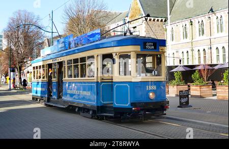 Tram n. 1888 Christchurch, nuova Zelanda, i tram interni della città sono iconici Christchurch, nuova Zelanda al loro meglio. Ma l'ultima aggiunta a Christchurch, la flotta delle attrazioni neozelandesi è il tram 1888, una bella R-class blu con una vita molto colorata Foto Stock