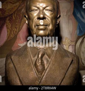 Stoccolma, Stoccolma, Svezia. 29 settembre 2021. Un busto di bronzo di re Gustavo vi Adolfo che regnò dal 1950 fino alla sua morte nel 1973, nel Palazzo reale di Stoccolma. Gli succedette al trono suo nipote, l'attuale re di Svezia, Carlo XVI Gustavo. Un importante risultato del suo regno è, ironicamente, la sua approvazione degli ammendamenti costituzionali che rimossero le ultime vestigia del potere reale. Molti credono che un tale adattamento dai venti del cambiamento possa essere accreditato per la continua forza della monarchia svedese. (Immagine di credito: © Robert Holmqvist/ZUMA Press Wire) Foto Stock