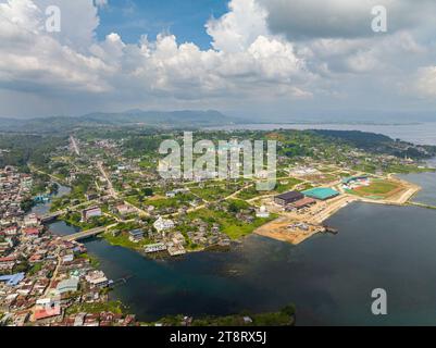 Paesaggio tropicale con area residenziale nella città islamica. Marawi City sul lago di Lanao. Mindanao, Filippine. Foto Stock