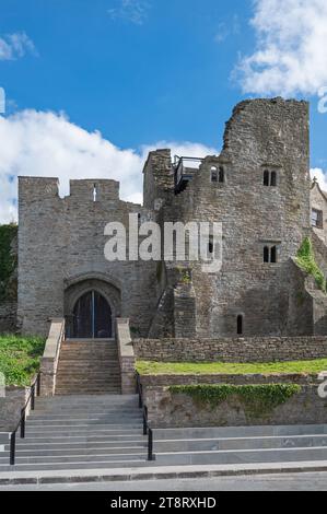 Vista della facciata anteriore del castello di Hay restaurato a Hay-on-Wye, Powys, Galles, Regno Unito Foto Stock