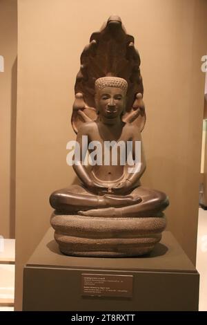 Lopburi Art (stile Khmer): Buddha protetto da Naga's Hood, c. XI-XII secolo, Museo Nazionale della Thailandia, Bangkok Foto Stock