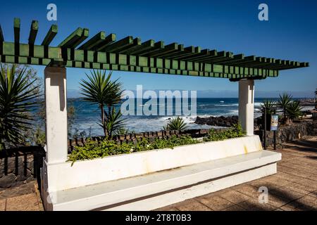 Vista turistica classica della spiaggia di Playa Jardín, Puerto de la Cruz, Teneˈɾife; Tenerife, Isole Canarie, Spagna, turismo, sole invernale, visite turistiche. Foto Stock