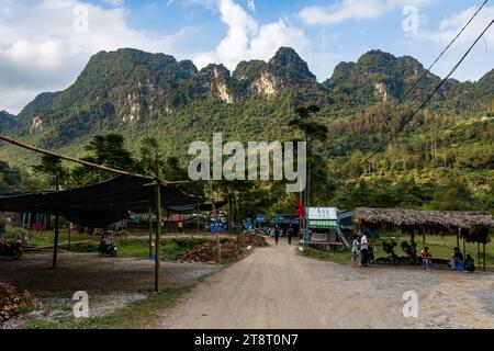 Negozi di souvenir presso le cascate Ban Gioc Detian in Vietnam Foto Stock