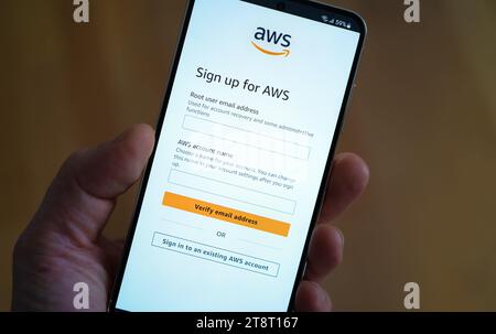 AWS - Amazon Web Services visualizzato sul dispositivo mobile Foto Stock