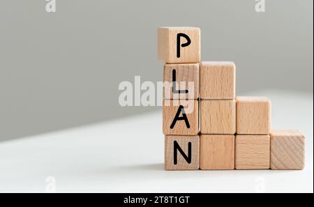 Il PIANO DELL'iscrizione su cubi di legno isolati su uno sfondo chiaro, il concetto di economia e finanza. Foto Stock