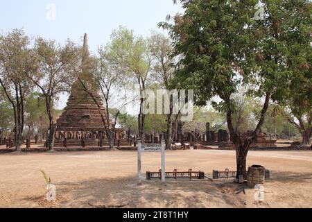 Città tailandese di Sukhothai del XIII secolo: Wat Chang Lom, Sukhothai, Thailandia, antica capitale tailandese dal XIII al XVI secolo. Raggruppamento di templi a est dell'antica città Foto Stock