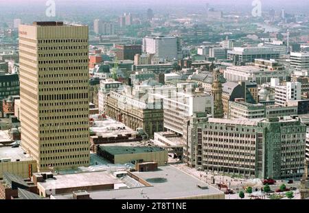Foto del fascicolo datata 17/06/96 di una vista aerea del centro di Manchester che mostra l'Arndale Centre danneggiato dalle bombe (a sinistra) e Marks and Spencer in Corporation Street (in basso a destra). Un giudice dell'alta Corte di Londra ha iniziato a supervisionare un'udienza preliminare in un caso in cui i sopravvissuti all'attentato di Old Bailey del 1973, all'attentato di Manchester del 1996 e all'attentato di Docklands del 1996 hanno intrapreso un'azione legale contro Gerry Adams e l'IRA provvisoria. Data di emissione: Martedì 21 novembre 2023. Foto Stock