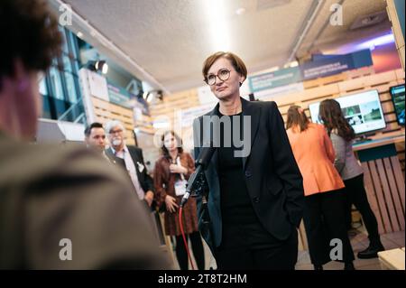 Digital Gipfel des Bundes 2023 in Jena AM 21.11.2023 Ausstellung im Foyer der Friedrich Schiller Universität Jena Bundesministerin Bettina Stark Watzinger FDP im Interview Campus FSU *** Federal Digital Summit 2023 a Jena il 21 11 2023 Mostra nel foyer dell'Università Friedrich Schiller Jena Ministro federale Bettina Stark Watzinger FDP in un'intervista Campus FSU Credit: Imago/Alamy Live News Foto Stock