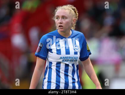 Crawley, Regno Unito. 19 novembre 2023. Katie Robinson di Brighton e Hove Albion durante la fa Women's Super League match al Broadfield Stadium di Crawley. Il credito fotografico dovrebbe leggere: Paul Terry/Sportimage Credit: Sportimage Ltd/Alamy Live News Foto Stock