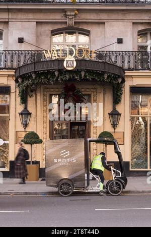 Il famoso Waldorf Hotel in Aldwych nel West End di Londra, Inghilterra, Regno Unito. Foto Stock