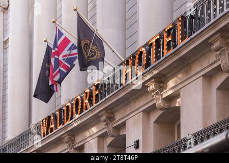 Segnaletica all'esterno del famoso Waldorf Hotel su Aldwych nel West End di Londra, Inghilterra, Regno Unito. Foto Stock