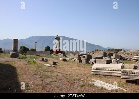 Rovine di Pompei e statua di bronzo di Daedalus, resti della città romana sepolta dall'eruzione del Monte Vesuvio nel 79 d.C. e scavato in tempi moderni, Italia Foto Stock