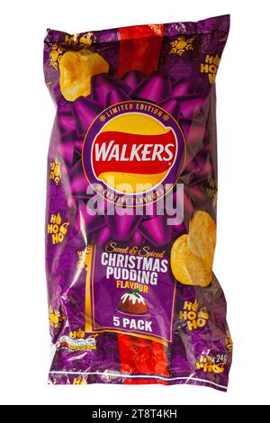 Walkers Christmas Pudding Flavoured Multipack Crisps Christmas Pudding Flavour Crisps Christmas Pudding Crisps isolate su sfondo bianco - sapori festivi in edizione limitata Foto Stock