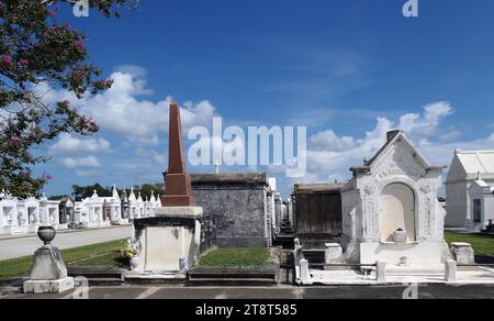 St Louis Cemetery No. 3. New Orleans, meno visitata dei suoi omologhi, il Cemetery No. 3 offre un po' di riposo e tranquillità per coloro che sono in superficie e sotto terra. Fondata nel 1854, ogni tomba racconta un capitolo della ricca storia di New Orleans, dai modelli di immigrazione alle inondazioni e alle epidemie di febbre gialla. Cammina per le file per vedere le tombe in marmo e pietra che sono esse stesse opere d'arte Foto Stock