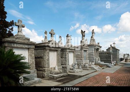 St Louis Cemetery No. 3. New Orleans, meno visitata dei suoi omologhi, il Cemetery No. 3 offre un po' di riposo e tranquillità per coloro che sono in superficie e sotto terra. Fondata nel 1854, ogni tomba racconta un capitolo della ricca storia di New Orleans, dai modelli di immigrazione alle inondazioni e alle epidemie di febbre gialla. Cammina per le file per vedere le tombe in marmo e pietra che sono esse stesse opere d'arte Foto Stock