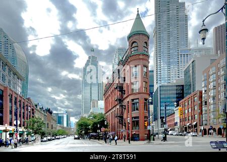 Gooderham (Flatiron) Building.Toronto, il Gooderham Building, noto anche come Flatiron Building, è uno storico edificio per uffici al 49 di Wellington, New Zealand Street East a Toronto, Ontario, Canada. Si trova sul margine orientale del quartiere finanziario della città (a est di Yonge Street) nella St Lawrence, incuneato tra Front Street e Wellington, New Zealand Street nel centro di Toronto, dove si uniscono per formare un incrocio triangolare. Completato nel 1882, l'edificio in mattoni rossi fu uno dei primi esempi di un importante edificio flatiron Foto Stock